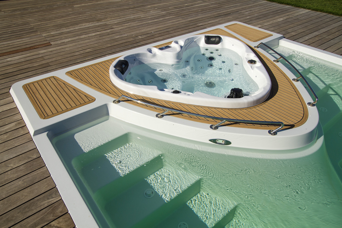 yacht pool cz